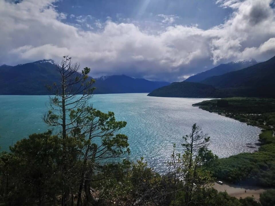 Vista aérea del Lago Puelo con sus aguas turquesas rodeado de montañas de la Patagonia argentina